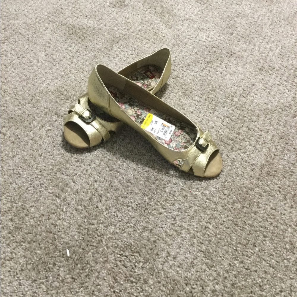 NWT Gold BC Footwear open toe flats